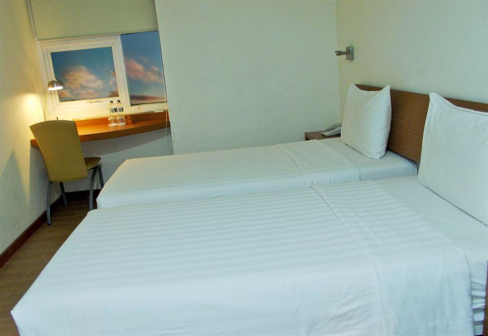 Whiz Hotel Malioboro Yogyakarta Exterior foto