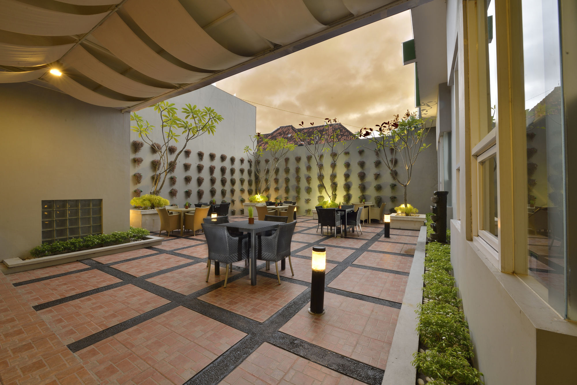 Whiz Hotel Malioboro Yogyakarta Exterior foto