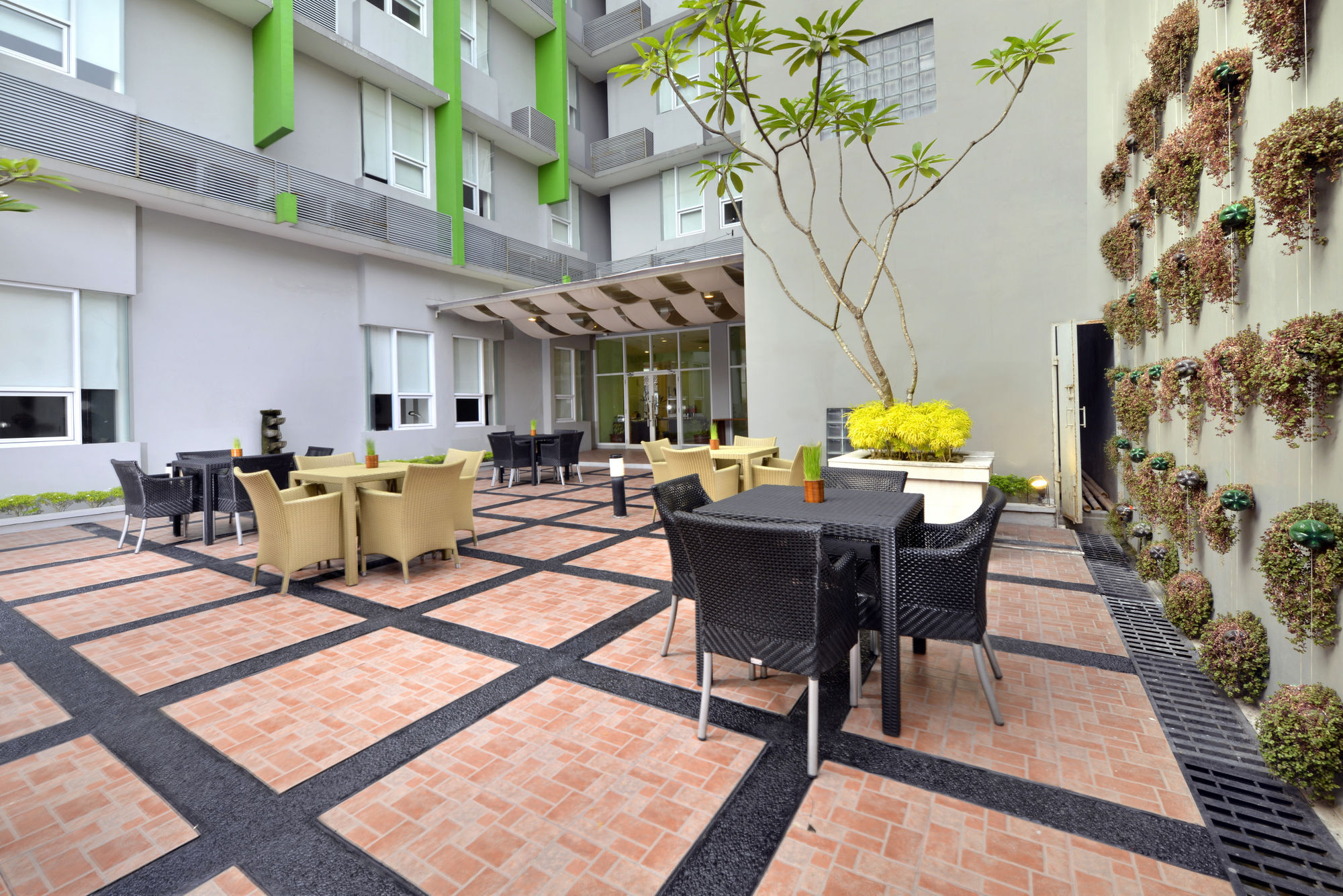 Whiz Hotel Malioboro Yogyakarta Exterior foto