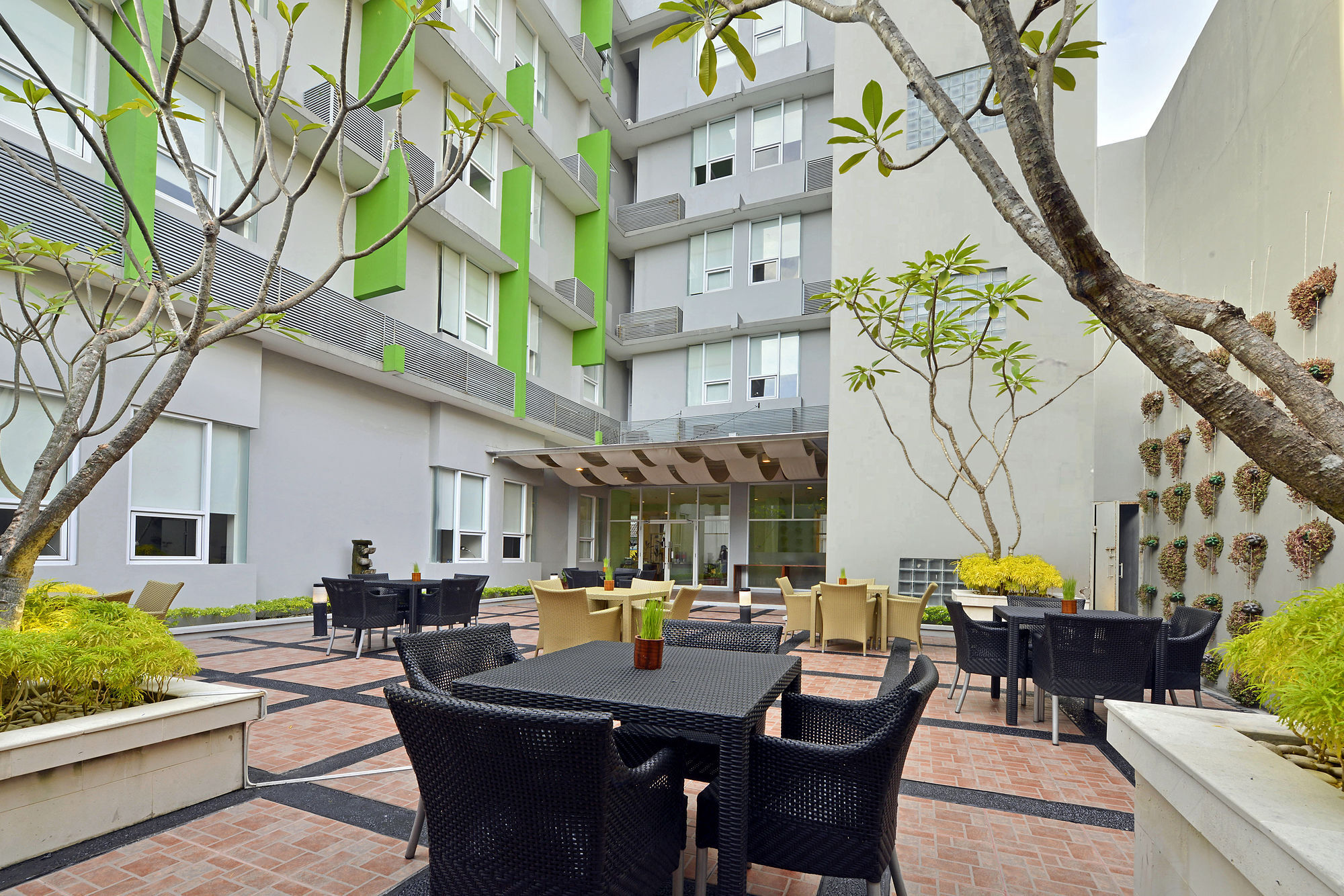 Whiz Hotel Malioboro Yogyakarta Exterior foto