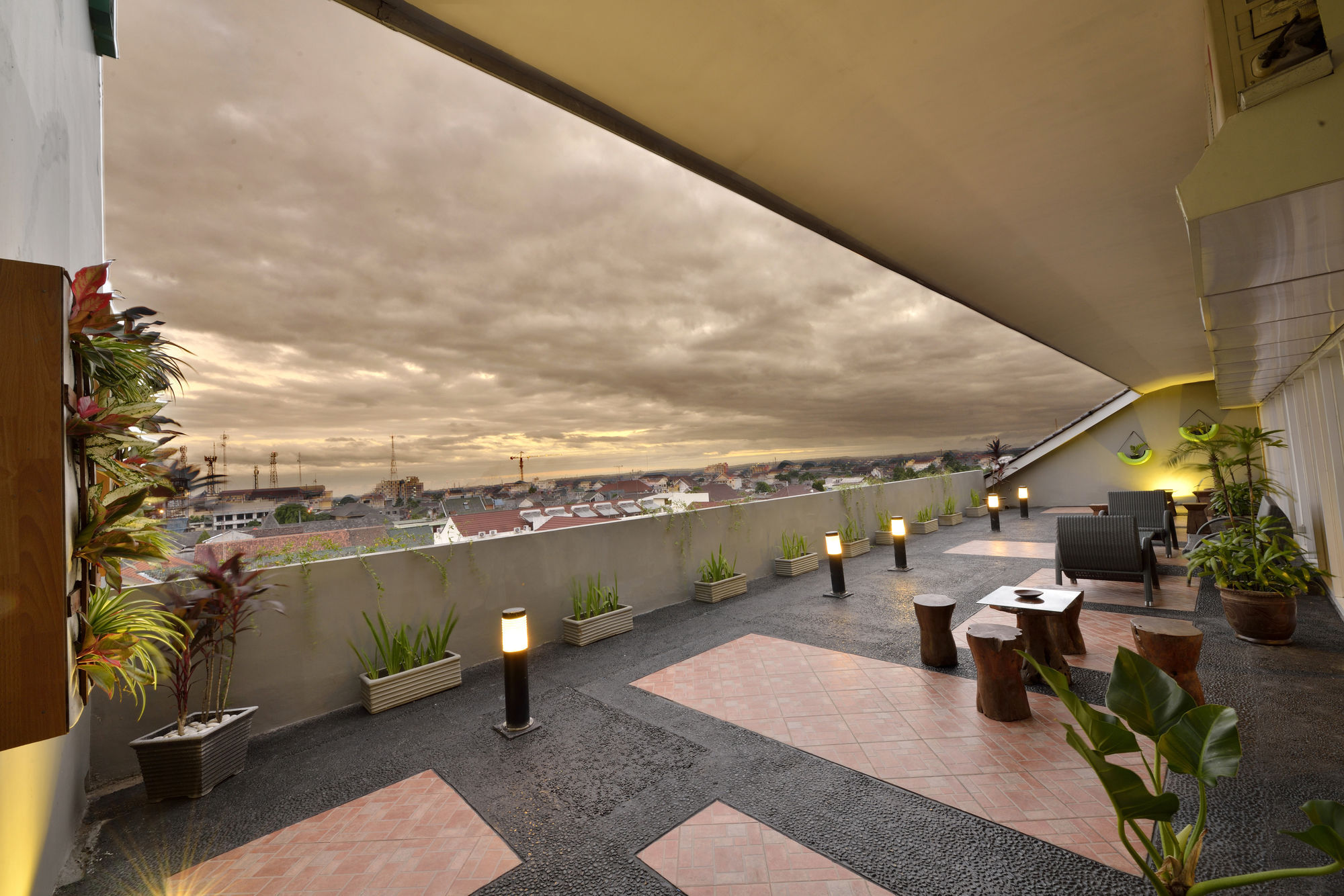 Whiz Hotel Malioboro Yogyakarta Exterior foto