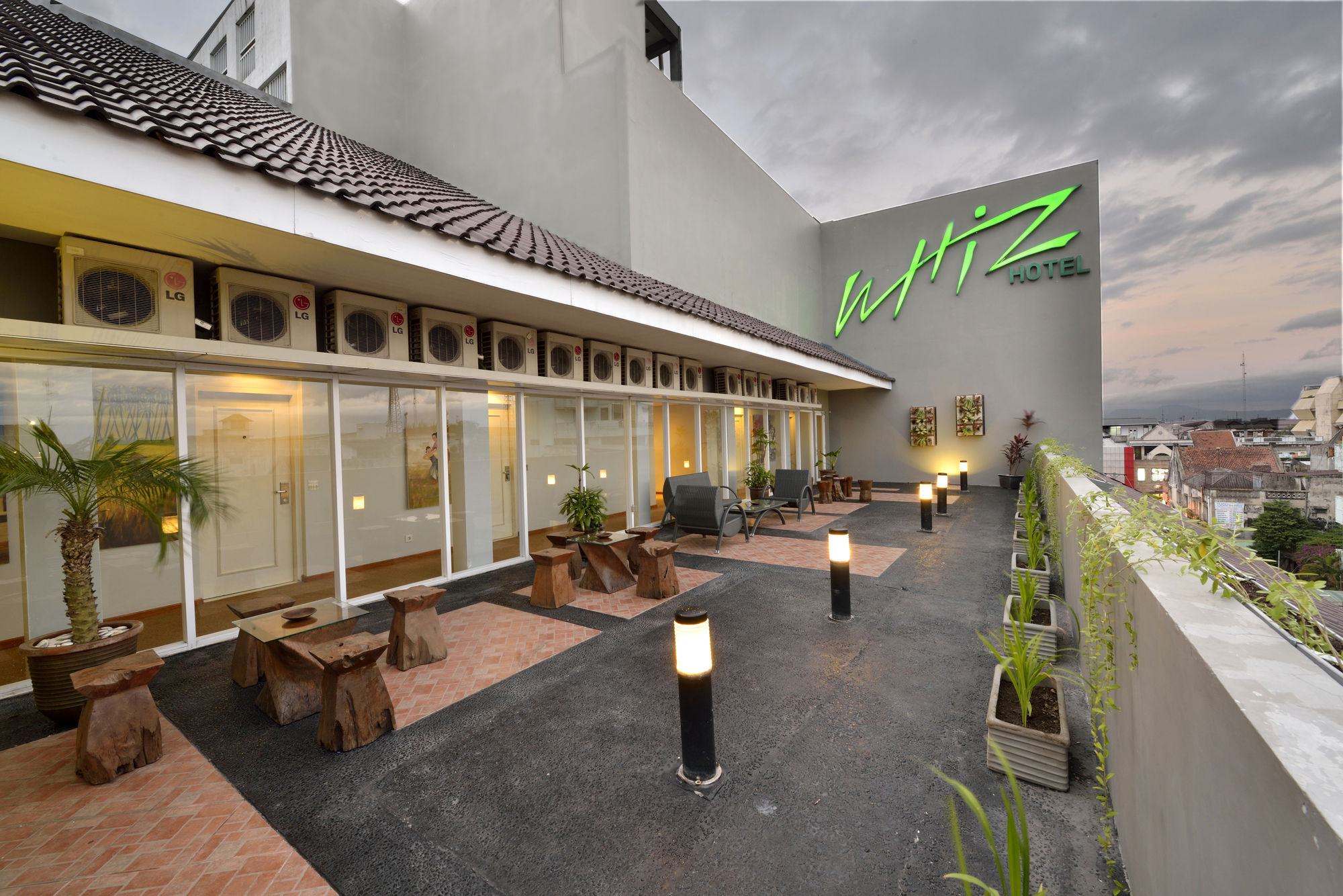 Whiz Hotel Malioboro Yogyakarta Exterior foto
